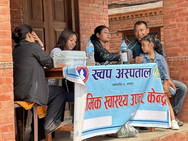 स्वास्थ्य परीक्षणमा सक्रिय महिला स्वास्थ्य स्वयंसेविका image
